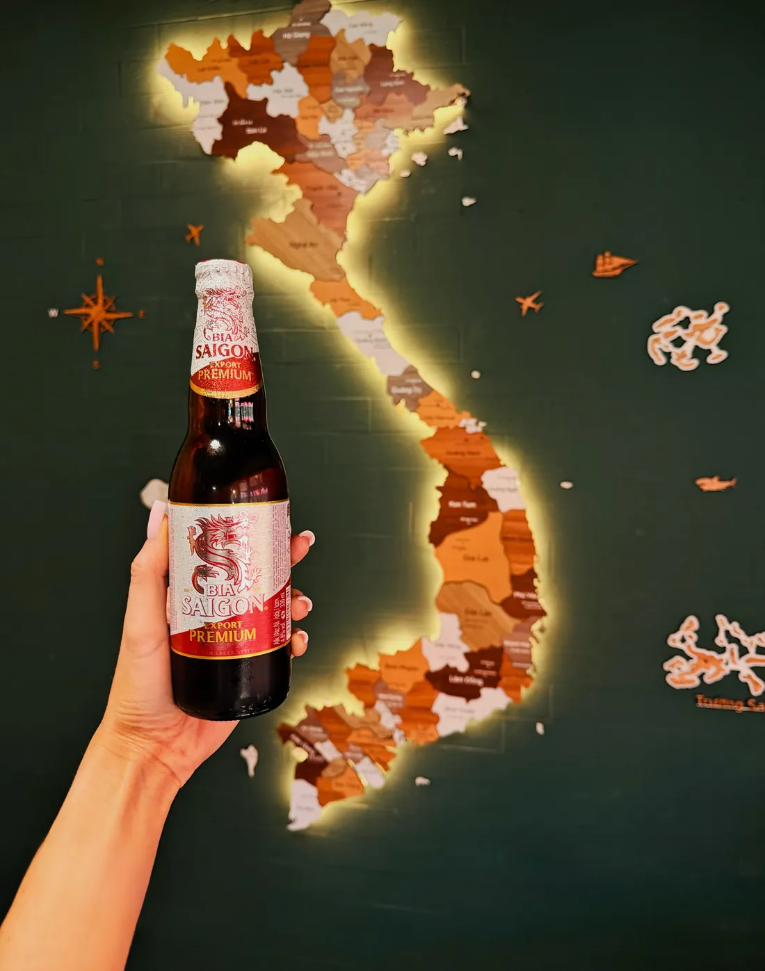 La sala del ristorante con la mappa del Vietnam