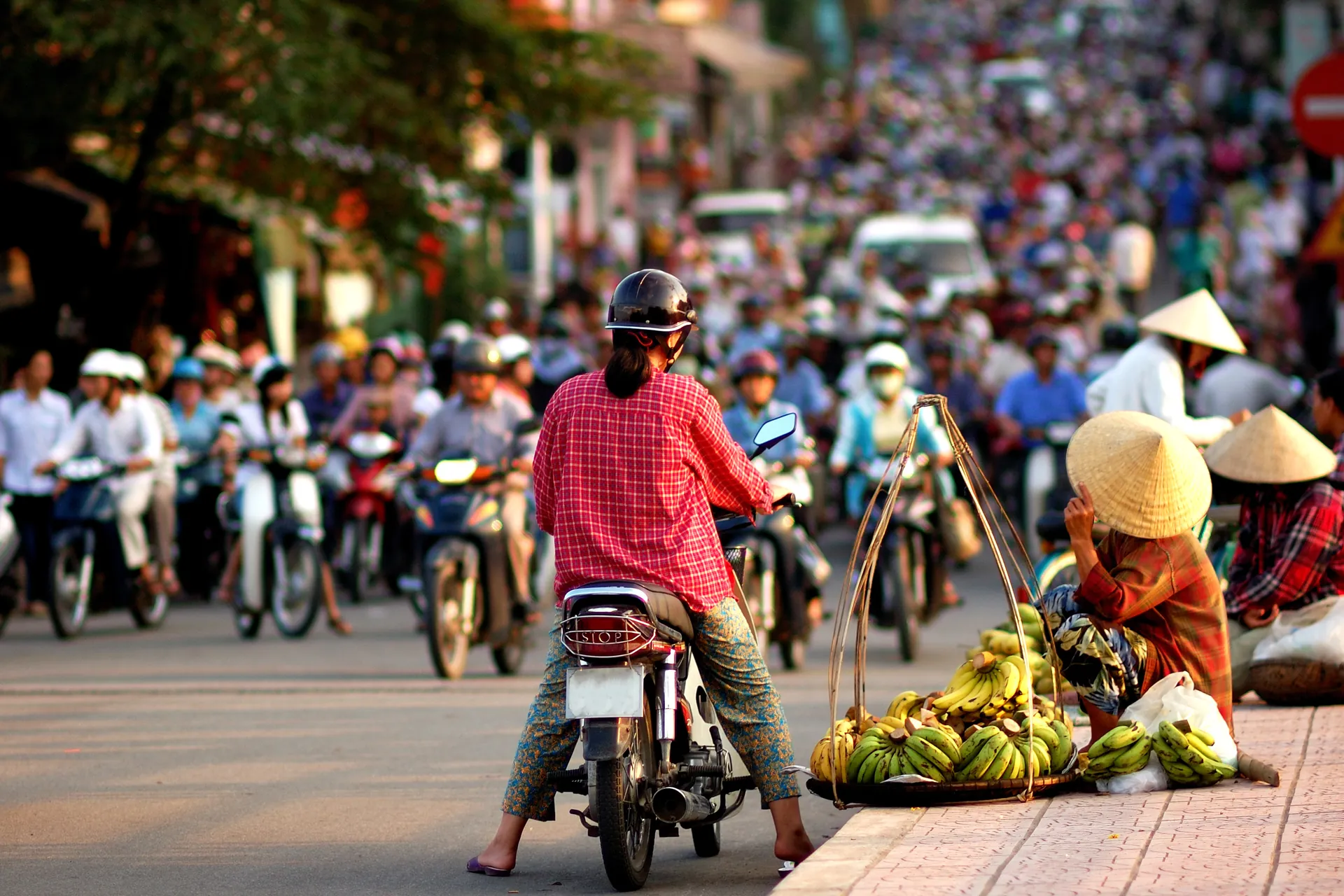 Una strada di Saigon all'alba
